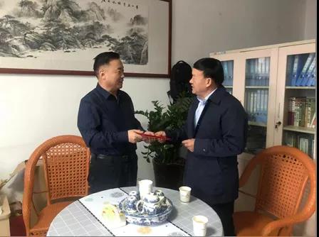 敦煌種業(yè)領(lǐng)導(dǎo)看望慰問(wèn)公司老干部、老黨員及困難黨員職工